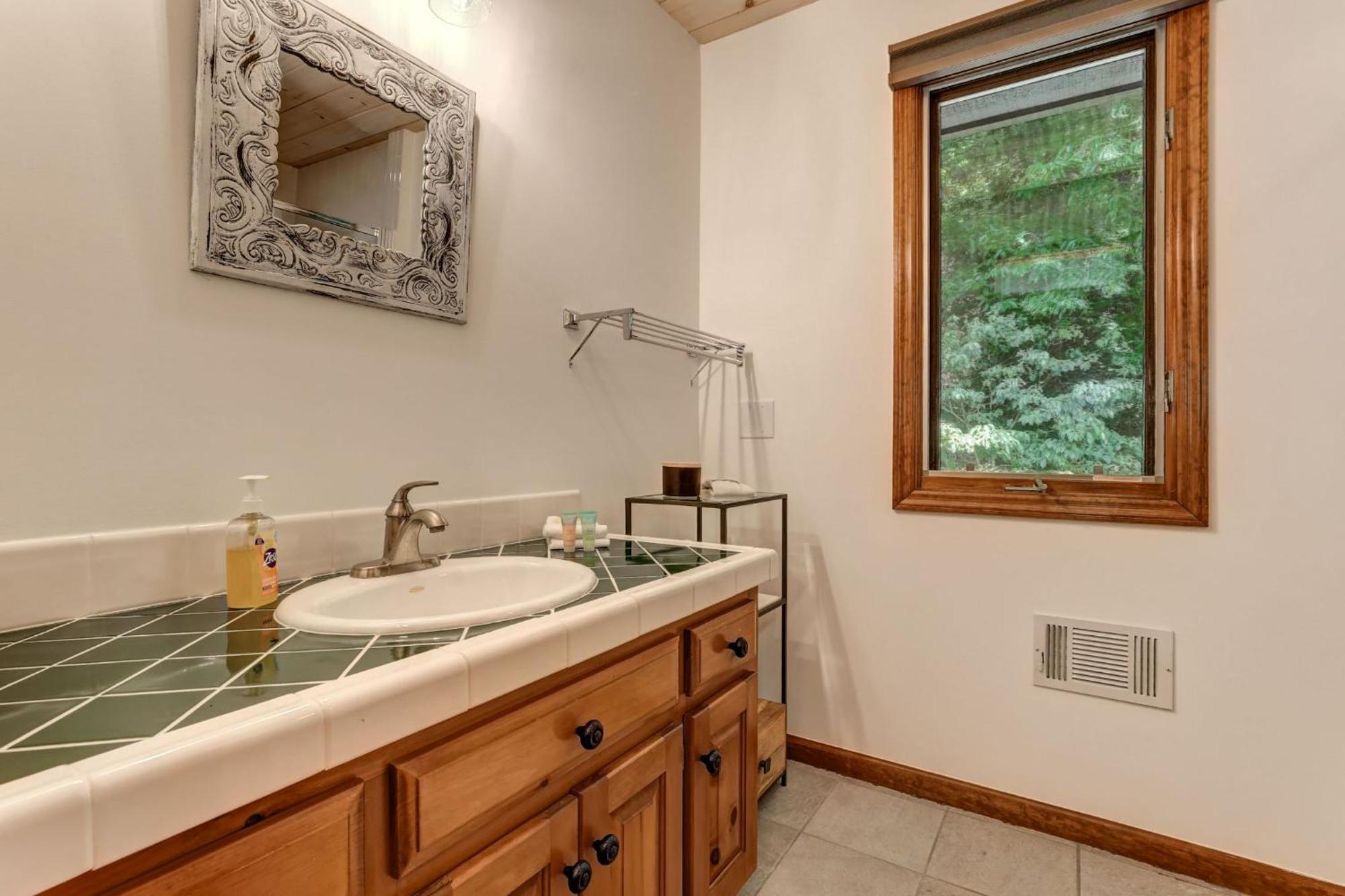 Falken Haus - Relax In Seclusion With Panoramic Lake Views Jasper Luaran gambar